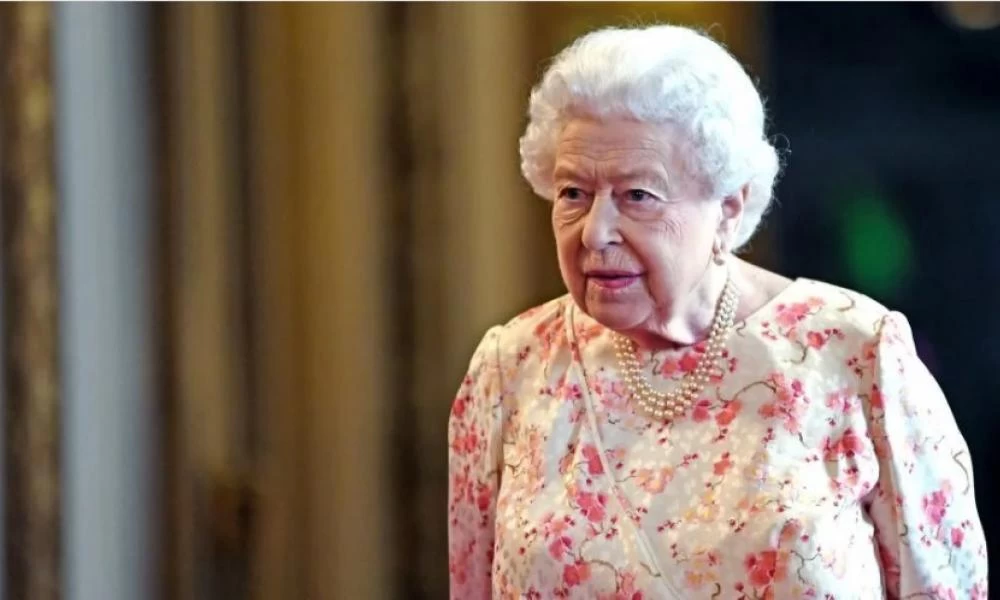 Βρετανία: Ούτε στο χειρότερο εχθρό τέτοια Χριστούγεννα - Συντροφιά με τον Κάρολο θα τα περάσει η Ελισάβετ